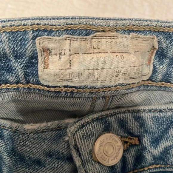 Free People Frayed Hem Cropped Jeans 29 Lighter Wash Zip Fly Pockets EUC - Picture 6 of 9
